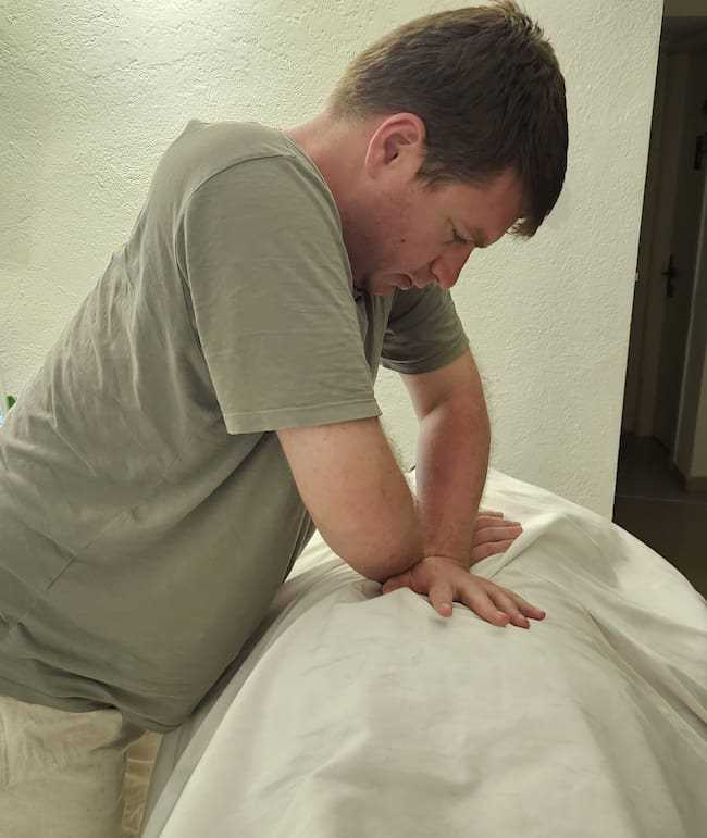 מטפל/ת בכוסות רוח - לב - עיסוי רפואי ושיקומי